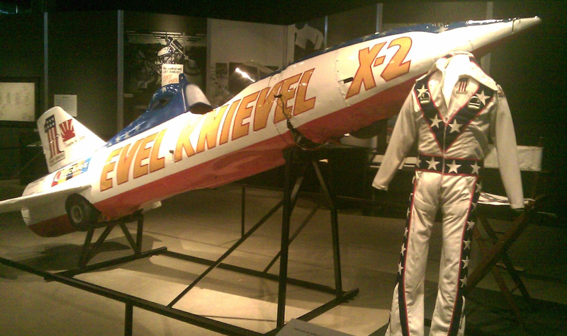 El cohete y uniforme originales de Evel Knievel. Foto: Wikimedia Commons